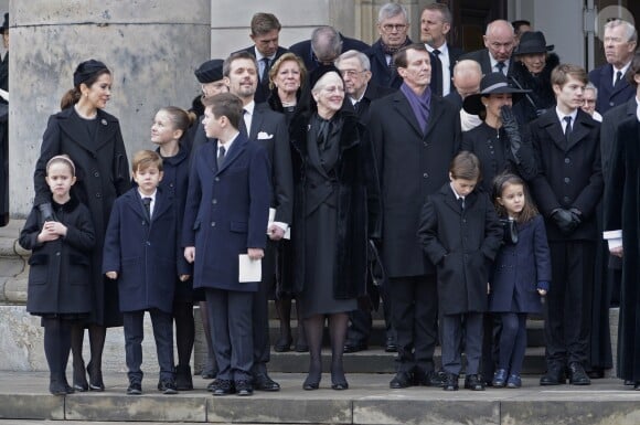 La reine Margrethe II et la famille royale de Danemark lors du départ du cercueil après les obsèques du prince Henrik de Danemark le 20 février 2018 en l'église du palais de Christiansborg à Copenhague.