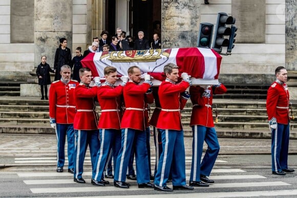 Le cercueil du prince Henrik de Danemark quitte, sous les yeux de la reine Margrethe II et de la famille royale danoise, l'église du palais de Christiansborg à Copenhague le 20 février 2018 lors de ses obsèques. Sa dépouille sera incinérée et ses cendres en partie dispersées dans la mer, l'autre partie inhumée à Fredensborg.