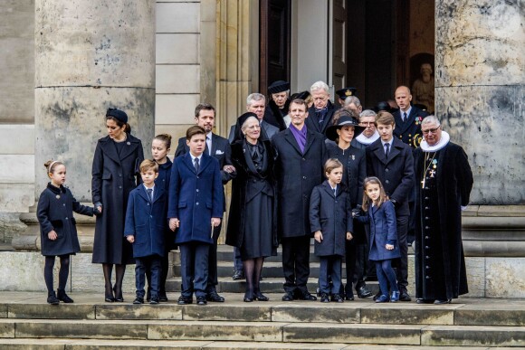 La reine Margrethe II de Danemark et la famille royale danoise assistent au départ du cercueil à l'issue des obsèques du prince Henrik de Danemark le 20 février 2018 en l'église du palais de Christiansborg à Copenhague.