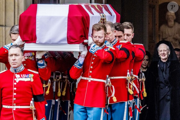 Le cercueil du prince Henrik de Danemark quitte, sous les yeux de la reine Margrethe II et de la famille royale danoise, l'église du palais de Christiansborg à Copenhague le 20 février 2018 lors de ses obsèques. Sa dépouille sera incinérée et ses cendres en partie dispersées dans la mer, l'autre partie inhumée à Fredensborg.