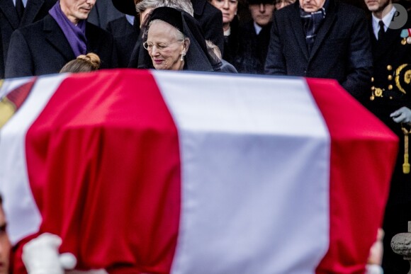 La reine Margrethe II et la famille royale de Danemark lors du départ du cercueil après les obsèques du prince Henrik de Danemark le 20 février 2018 en l'église du palais de Christiansborg à Copenhague.