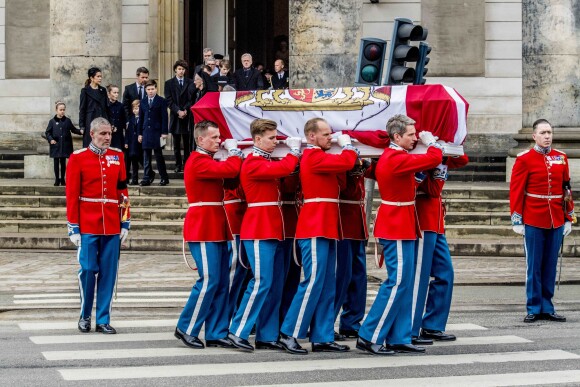 Le cercueil du prince Henrik de Danemark quitte, sous les yeux de la reine Margrethe II et de la famille royale danoise, l'église du palais de Christiansborg à Copenhague le 20 février 2018 lors de ses obsèques. Sa dépouille sera incinérée et ses cendres en partie dispersées dans la mer, l'autre partie inhumée à Fredensborg.