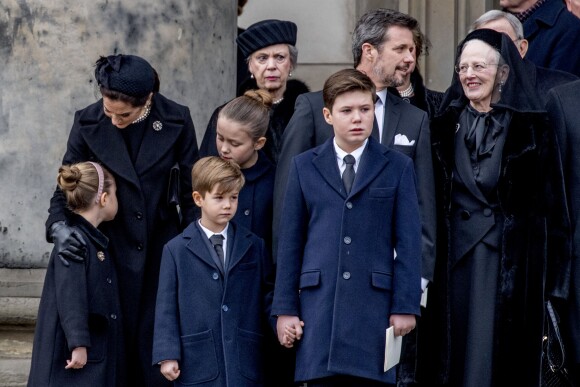 La princesse Mary et le prince Frederik avec leurs quatre enfants au côté de la reine Margrethe II de Danemark lors des obsèques du prince Henrik de Danemark le 20 février 2018 en l'église du palais de Christiansborg à Copenhague.