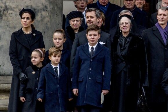 La princesse Mary et le prince Frederik avec leurs quatre enfants au côté de la reine Margrethe II de Danemark lors des obsèques du prince Henrik de Danemark le 20 février 2018 en l'église du palais de Christiansborg à Copenhague.