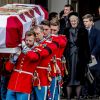 Le cercueil du prince Henrik de Danemark quitte, sous les yeux de la reine Margrethe II et de la famille royale danoise, l'église du palais de Christiansborg à Copenhague le 20 février 2018 lors de ses obsèques. Sa dépouille sera incinérée et ses cendres en partie dispersées dans la mer, l'autre partie inhumée à Fredensborg.