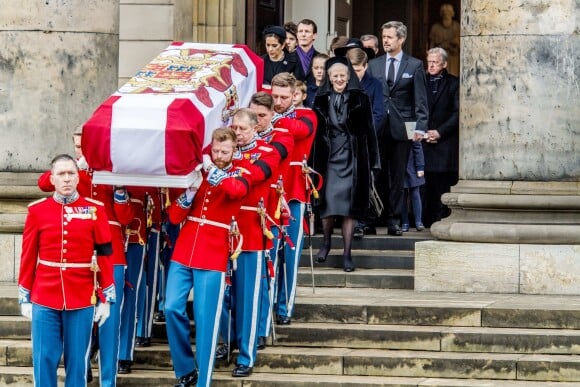 Le cercueil du prince Henrik de Danemark quitte, sous les yeux de la reine Margrethe II et de la famille royale danoise, l'église du palais de Christiansborg à Copenhague le 20 février 2018 lors de ses obsèques. Sa dépouille sera incinérée et ses cendres en partie dispersées dans la mer, l'autre partie inhumée à Fredensborg.