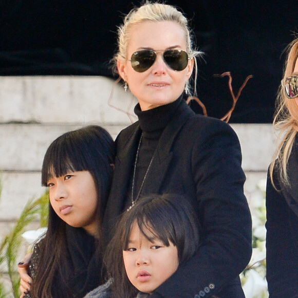Laeticia Hallyday et ses filles Jade et Joy devant l'église de la Madeleine pour les obsèques de Johnny Hallyday à Paris, France, le 9 décembre 2017. © Veeren/Bestimage