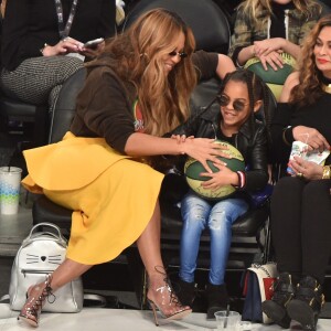 Beyoncé, sa fille Blue Ivy Carter, Tina Knowles et son mari Richard Lawson assistent au NBA All-Star Game 2018 au Staples Center. Los Angeles, le 18 février 2018.