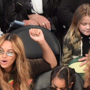 Beyoncé, sa fille Blue Ivy Carter, Tina Knowles et son mari Richard Lawson assistent au NBA All-Star Game 2018 au Staples Center. Los Angeles, le 18 février 2018.