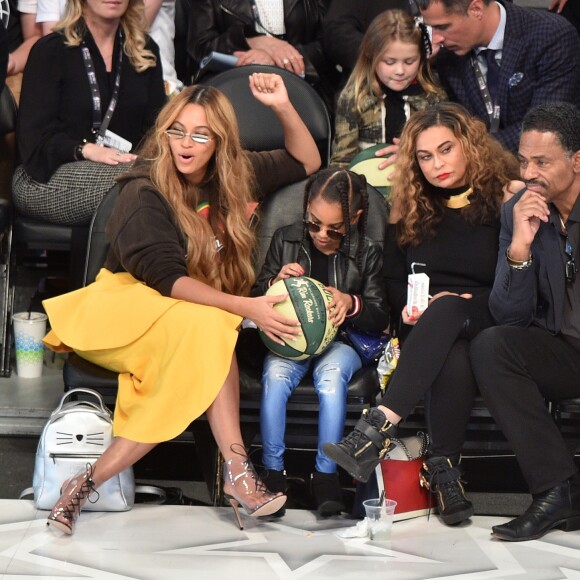 Beyoncé, sa fille Blue Ivy Carter, Tina Knowles et son mari Richard Lawson assistent au NBA All-Star Game 2018 au Staples Center. Los Angeles, le 18 février 2018.