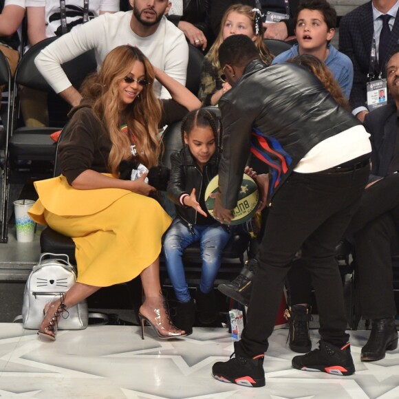 Beyoncé, Blue Ivy Carter, Tina Knowles, son mari Richard Lawson, Diddy et Cassie assistent au NBA All-Star Game 2018 au Staples Center. Los Angeles, le 18 février 2018.