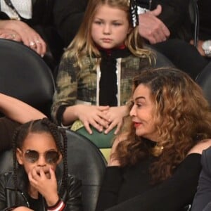 Beyoncé, sa fille Blue Ivy Carter, Tina Knowles et son mari Richard Lawson assistent au NBA All-Star Game 2018 au Staples Center. Los Angeles, le 18 février 2018.