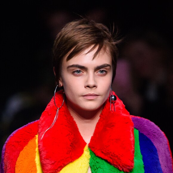Cara Delevingne défile pour Burberry (Collection de Février) aux Dimco Buildings à Londres. Le 17 février 2018.