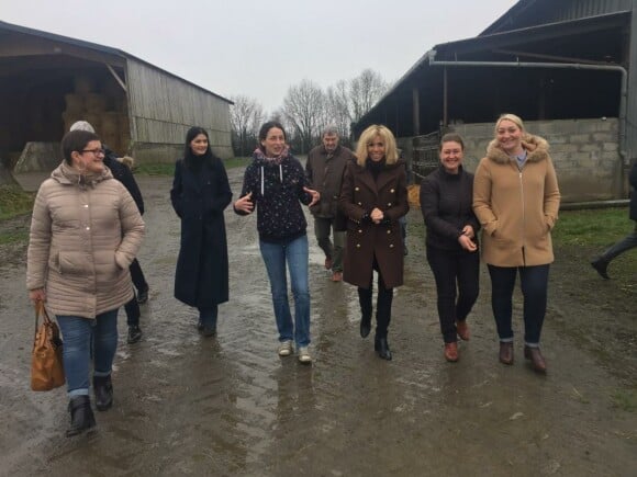 Brigitte Macron à la rencontre des femmes d'agriculteurs et agricultrices à Vaubadon dans le Calvados, le 19 février 2018.