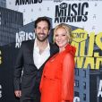 Josh Kelley, sa femme Katherine Heigl lors des ''2017 CMT Music awards'' au Music City Center à Nashville, le 7 juin 2017.