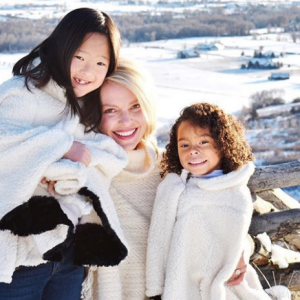 Katherine Heigl et ses filles Nancy et Adalaide sur une photo publiée sur Instagram. Janvier 2018.