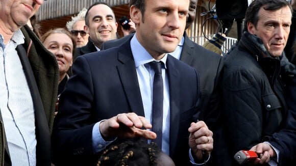 Emmanuel Macron, en déplacement, invite un humoriste qui finit en garde à vue