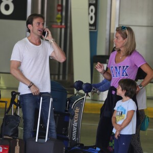 Exclusif - Arantxa Sánchez Vicario et son mari Josep Santacana à l'aéroport de Miami avec leurs enfants Arantxa et Leo le 10 août 2017