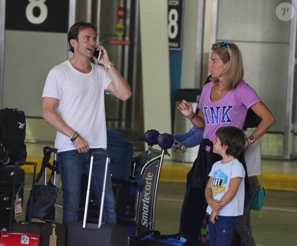 Exclusif - Arantxa Sánchez Vicario et son mari Josep Santacana à l'aéroport de Miami avec leurs enfants Arantxa et Leo le 10 août 2017