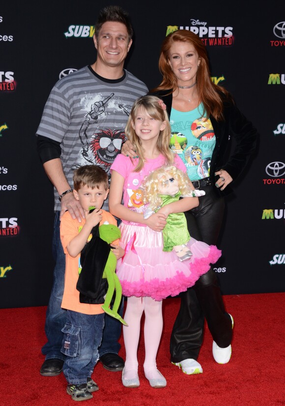Angie Everhart, son mari Carl Ferro et son fils Kayden à Los Angeles. Mars 2014.