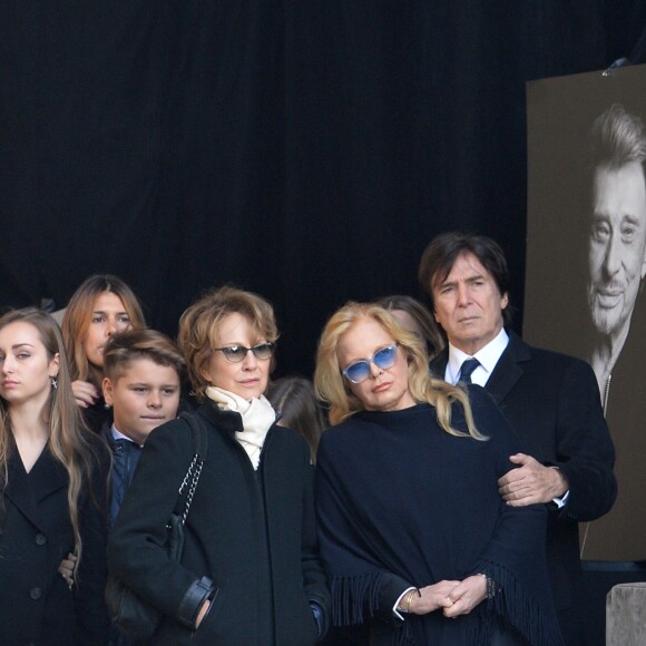 Estelle Lefébure, sa fille Emma, Alexandra Pastor, Cameron, Nathalie Baye, Sylvie Vartan et son mari Tony Scotti - Arrivées des personnalités en l'église de La Madeleine pour les obsèques de Johnny Hallyday à Paris le 8 decembre 2017. © Veeren/Bestimage