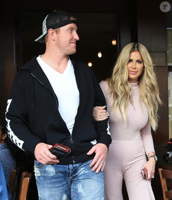 Kim Zolciak et son mari Croy Biermann sont allé déjeuner à Beverly Hills, le 15 octobre 2016  Kim Zolciak and Croy Biermann grab a bite to eat in Beverly Hills, California on October 15, 2016. They two left arm and arm from Il Pastaio15/10/2016 - Beverly Hills
