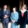 La reine Elizabeth II entre le prince Charles et Diana le 27 mars 1981.