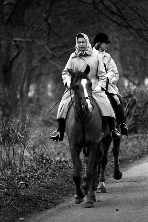 Elizabeth II montant à cheval à Sandringham au Nouvel An 1981.