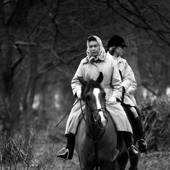 Elizabeth II montant à cheval à Sandringham au Nouvel An 1981.