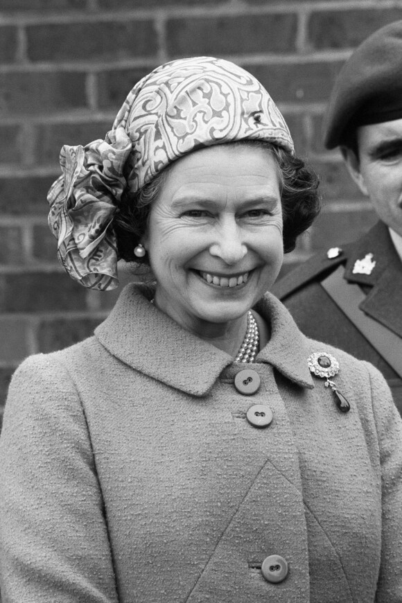 La reine Elizabeth II lors d'une visite au corps des renseignements de l'Armée à Ashford dans le Kent en mars 1981.