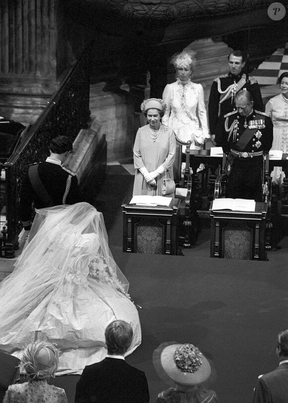 La reine Elizabeth II lors du mariage du prince Charles et de Diana en la cathédrale St Paul le 29 juillet 1981
