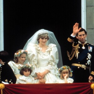Lady Diana, le prince Charles avec la reine Elizabeth II au balcon de Buckingham le jour de leur mariage, juillet 1981.