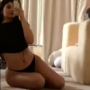 Kylie Jenner se dévoile en petite tenue, un mois après la naissance de sa fille Stormi. Instagram le 1er mars 2018.