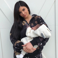 Kylie Jenner s'affiche en petite culotte et prend la pose avec sa fille Stormi