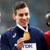 Le Français Pierre-Ambroise Bosse champion du monde du 800m lors des Championnats du monde d'athlétisme 2017 au stade olympique de Londres, le 9 août 2017. Adam Kszczot en argent et Kipyegon Bett en bronze.