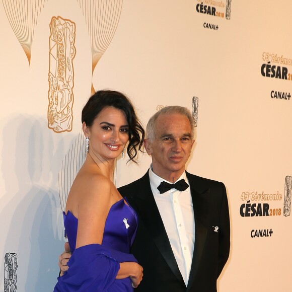 Penelope Cruz (porte le ruban maintenant on agit) et Alain Terzian - Photocall lors de la 43ème cérémonie des Cesar à la salle Pleyel à Paris, le 2 mars 2018. © Dominique Jacovides - Olivier Borde / Bestimage
