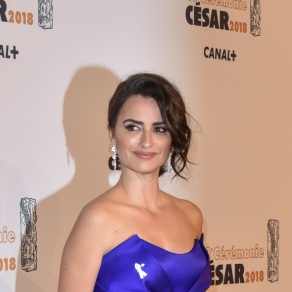 Penélope Cruz (robe Versace) - Photocall lors de la 43ème cérémonie des Cesar à la salle Pleyel à Paris, le 2 mars 2018.