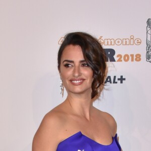Penélope Cruz (robe Versace) - Photocall lors de la 43ème cérémonie des Cesar à la salle Pleyel à Paris, le 2 mars 2018.