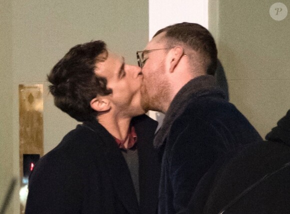 Exclusif - Sam Smith et son compagnon Brandon Flynn en balade dans le quartier de Soho à Londres. Lily, la soeur de Brandon, les accompagne. Le 25 février 2018.