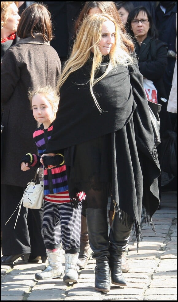 Chloé Mons, veuve d'Alain Bashung, et leur fille Poppée lors des obsèques du chanteur à Paris le 20 mars 2009.