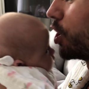 Enrique Iglesias embrasse un de ses enfants. Instagram, mars 2018