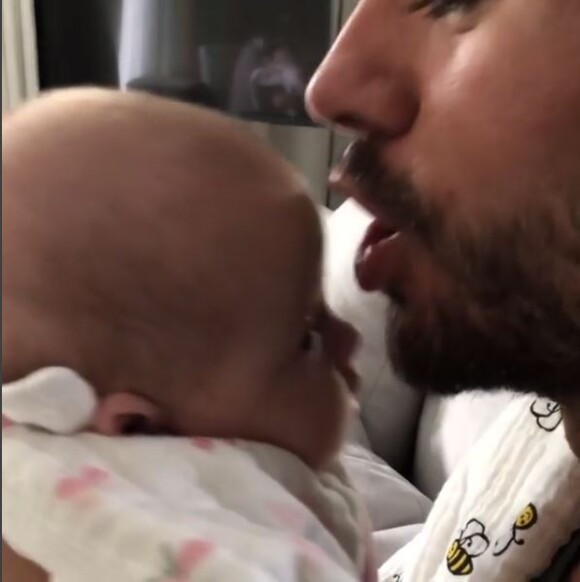 Enrique Iglesias embrasse un de ses enfants. Instagram, mars 2018