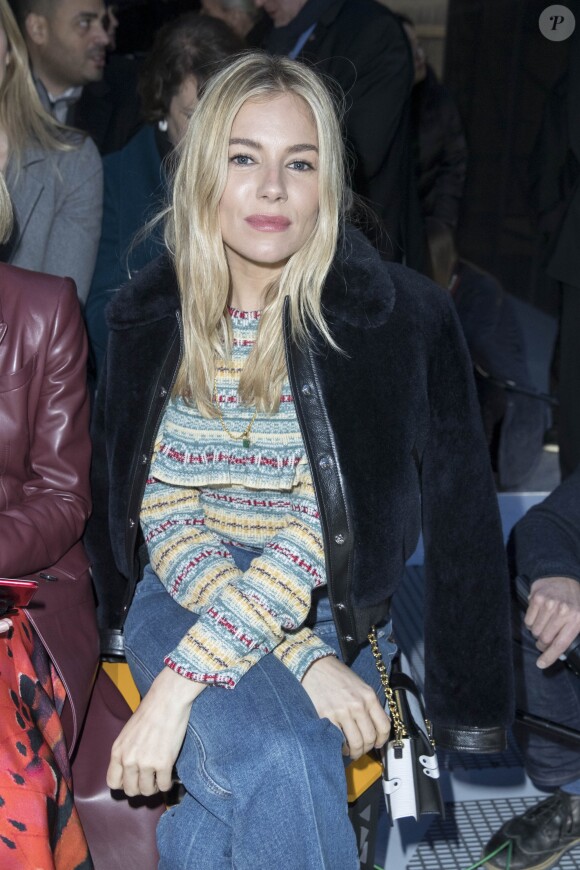 Sienna Miller - Défilé Louis Vuitton collection automne-hiver 2018/2019 au Musée du Louvre. Paris, le 6 mars 2018. © Olivier Borde / Bestimage