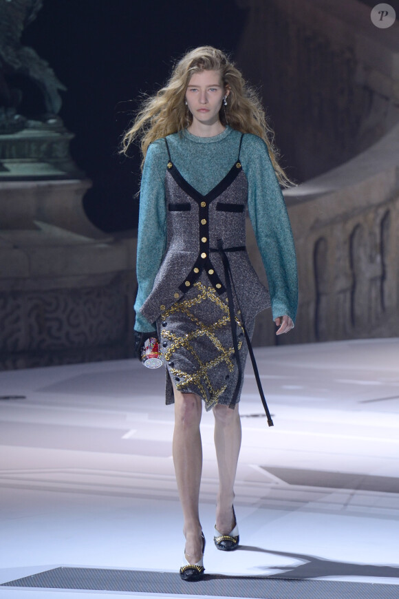 Défilé Louis Vuitton collection automne-hiver 2018/2019 au Musée du Louvre. Paris, le 6 mars 2018.