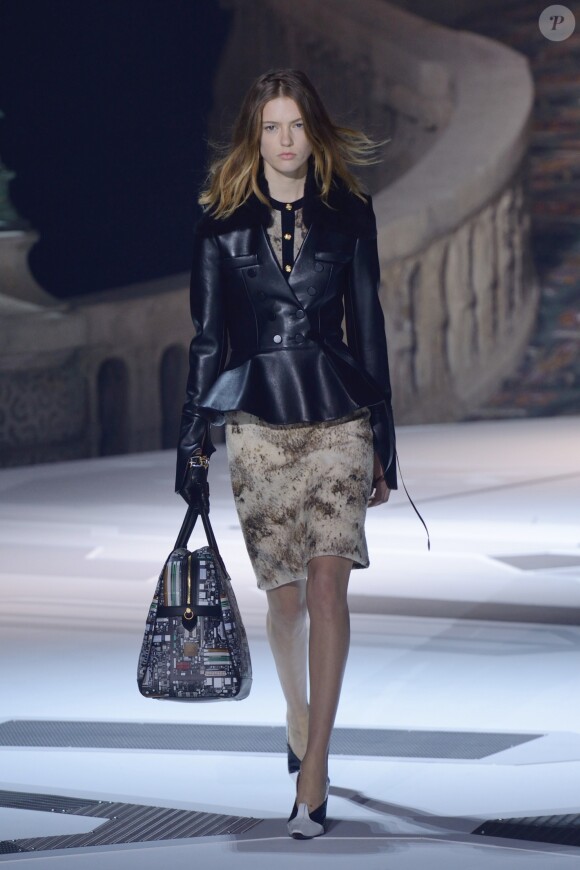 Défilé Louis Vuitton collection automne-hiver 2018/2019 au Musée du Louvre. Paris, le 6 mars 2018.