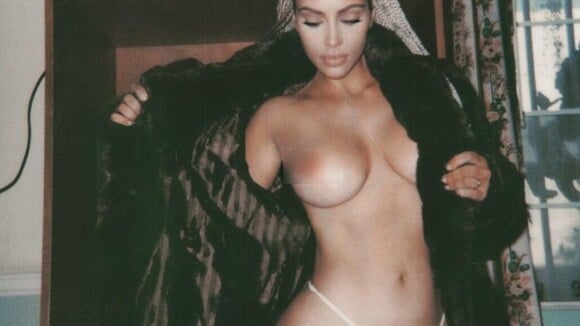 Kim Kardashian dîne seins nus et embrase la Toile