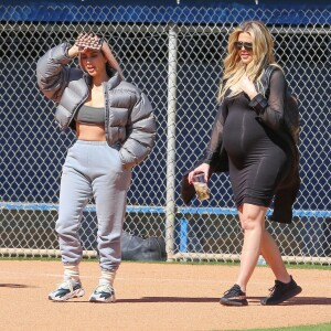 Kim Kardashian participe à un match de softball en famille à Los Angeles, le 6 mars 2018.