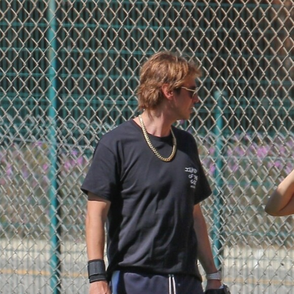 Kim Kardashian participe à un match de softball en famille à Los Angeles, le 6 mars 2018.