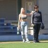 Kim Kardashian participe à un match de softball en famille à Los Angeles, le 6 mars 2018.