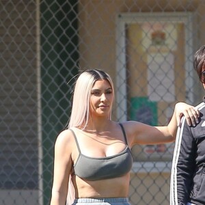 Kim Kardashian participe à un match de softball en famille à Los Angeles, le 6 mars 2018.